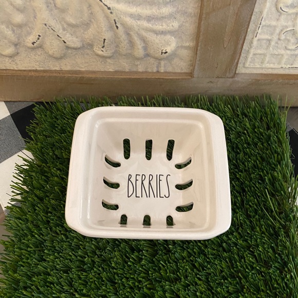 Rae Dunn “RINSE” & “Berries” Ceramic Baskets Brand new! - Picture 3 of 6